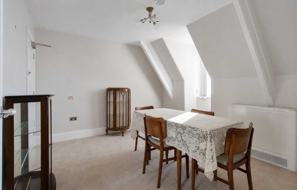 Lot: 141 - TOP FLOOR RETIREMENT APARTMENT WITH SEA VIEWS - Bedroom two